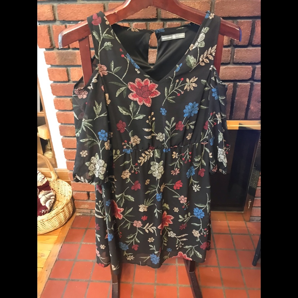 Beautiful light open shoulder Signatuře colection dress sice M